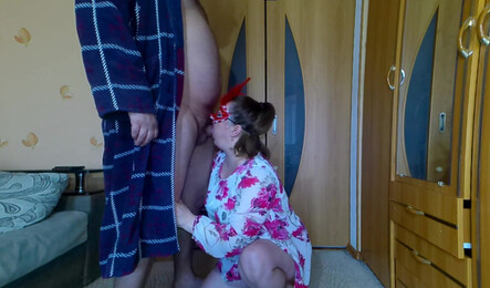 Пышная женушка дает мужу раком в домашнем порно