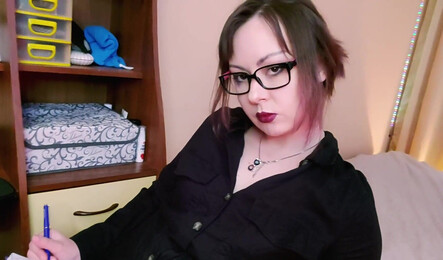 Училка возбудилась и решила немного развлечься