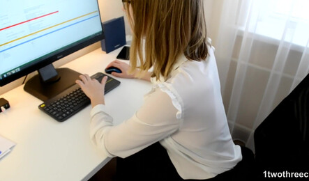 Делать минет на работе намного интересней чем просто заниматься скучной работой