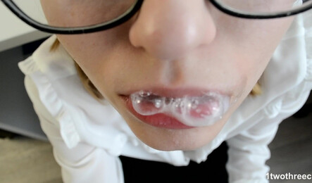 Делать минет на работе намного интересней чем просто заниматься скучной работой