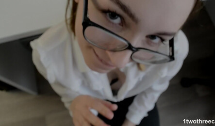 Делать минет на работе намного интересней чем просто заниматься скучной работой