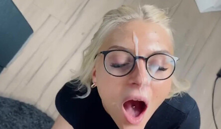 Отвлек свою симпатичную работницу на секс со спермой на лицо