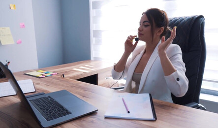 Секс на работе с коллегой прямо во время разговора с клиентом