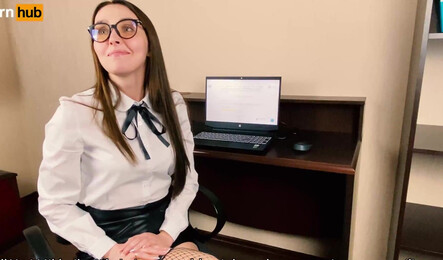 Нежная секретарша заставила босса отлизать киссу у жены за спиной