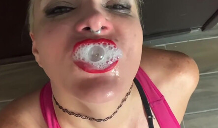 Блондинка делает глубокий минет и получает сперму в рот