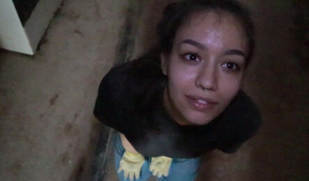 Пока мужа нет дома, молодая жена изменяет с соседом