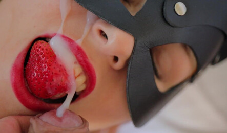 Нежнка красотка сладко сосет и так хочет спермы в рот