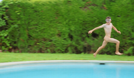 Как молодой парень трахнул сочную милфу у ее мужа за спиной