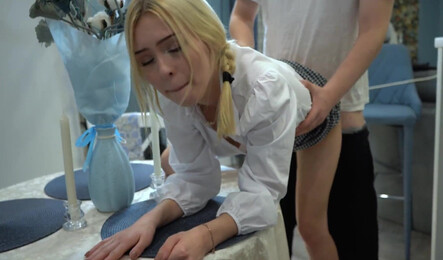 Студентка-блондинка зашла к преподу в гости получать зачет