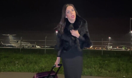 Русская женщина в сексуальном наряде дала незнакомцу прямо в машине