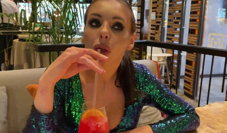 Похотливая русская девушка трахнулась с с парнем в туалете