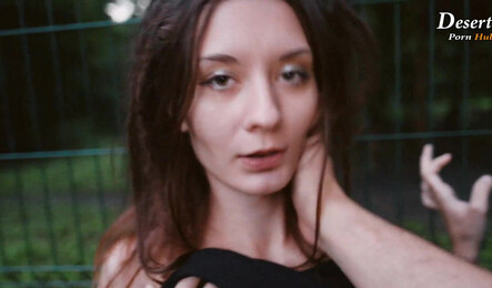 Красивая девушка любит сосать член и трахаться с парнем прямо на улице