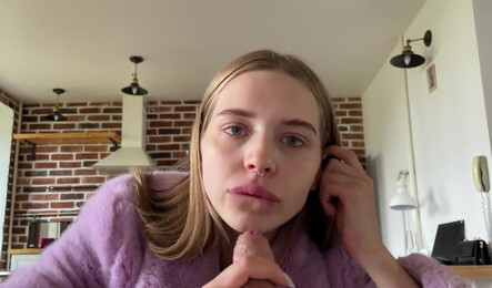 Русская милашка в красивой шубе занимается сексом со своим другом