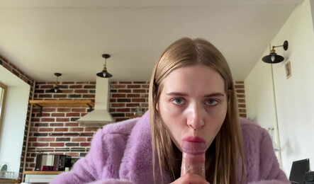 Русская милашка в красивой шубе занимается сексом со своим другом