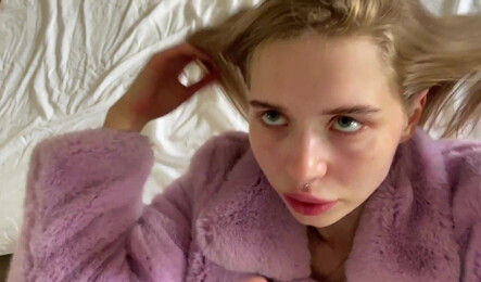 Русская милашка в красивой шубе занимается сексом со своим другом