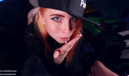 Красивая порно звезда проверяет подарки и сосет большой член парня