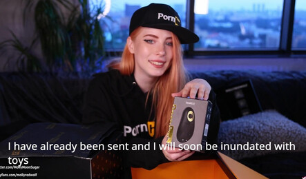 Красивая порно звезда проверяет подарки и сосет большой член парня