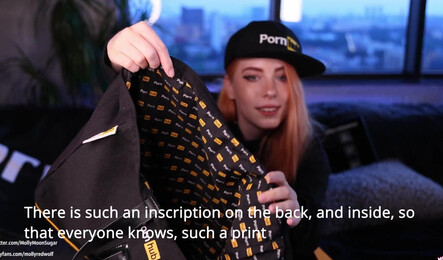 Красивая порно звезда проверяет подарки и сосет большой член парня