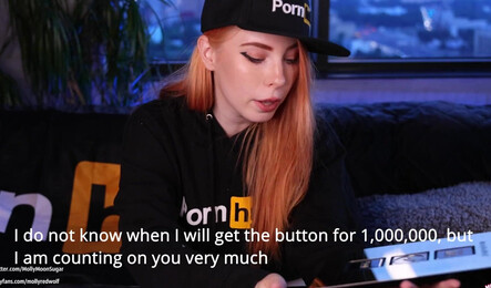 Красивая порно звезда проверяет подарки и сосет большой член парня