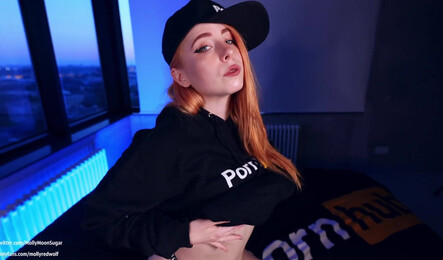 Красивая порно звезда проверяет подарки и сосет большой член парня