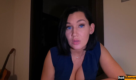 Зрелая мачеха за 40 дала пасынку, когда дома никого не было