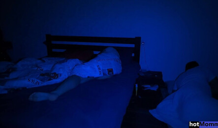 Зрелая мачеха за 40 дала пасынку, когда дома никого не было