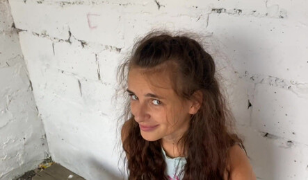 Девушку застукали на мастурбации и развели на секс