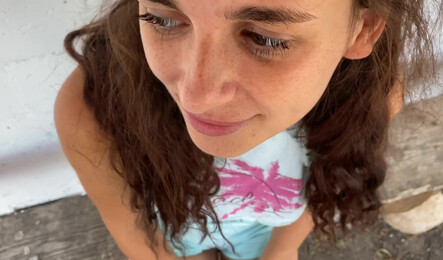 Девушку застукали на мастурбации и развели на секс