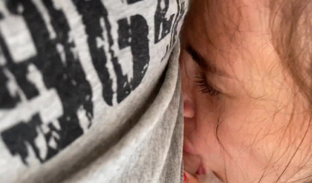 Девушку застукали на мастурбации и развели на секс