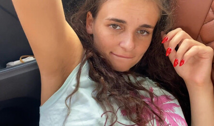 Девушку застукали на мастурбации и развели на секс