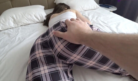 Сразу понял что она хочет утреннего секса и решил не мучать