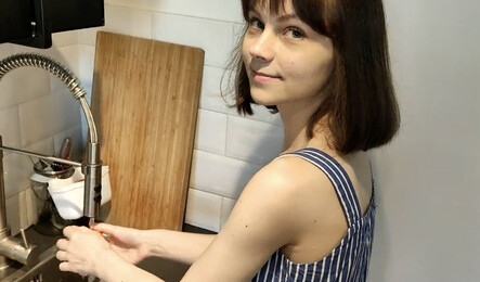 Сняли домашнее порно, когда я мыла персики, а парень приставал