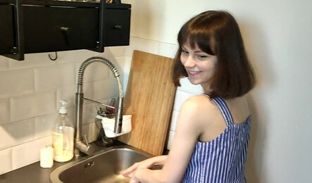 Сняли домашнее порно, когда я мыла персики, а парень приставал