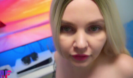 Пышная женушка прочувствовала горячую киску в вагине