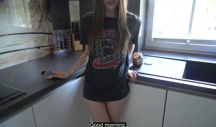 Привет сестра, а что ты здесь делаешь? Хочешь секса на кухне?