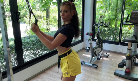 Русская мачеха очень возбудилась когда занималась спортом и захотела секса в туалете