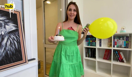 Русская мачеха приготовила пасынку сексуальный подарок на День рождения