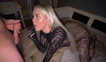 Разбудила парня ради минета и отсосала ему