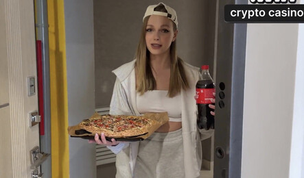 Привезла парню доставку и за одно потрахалась с ним