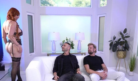 Зрелая женщина за 40 соблазнила на секс двух молодых мужчин