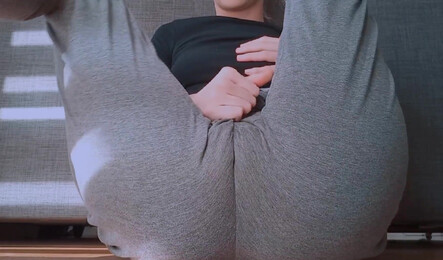 Красивая девушка светит киской на камеру и мастурбирует крупным планом