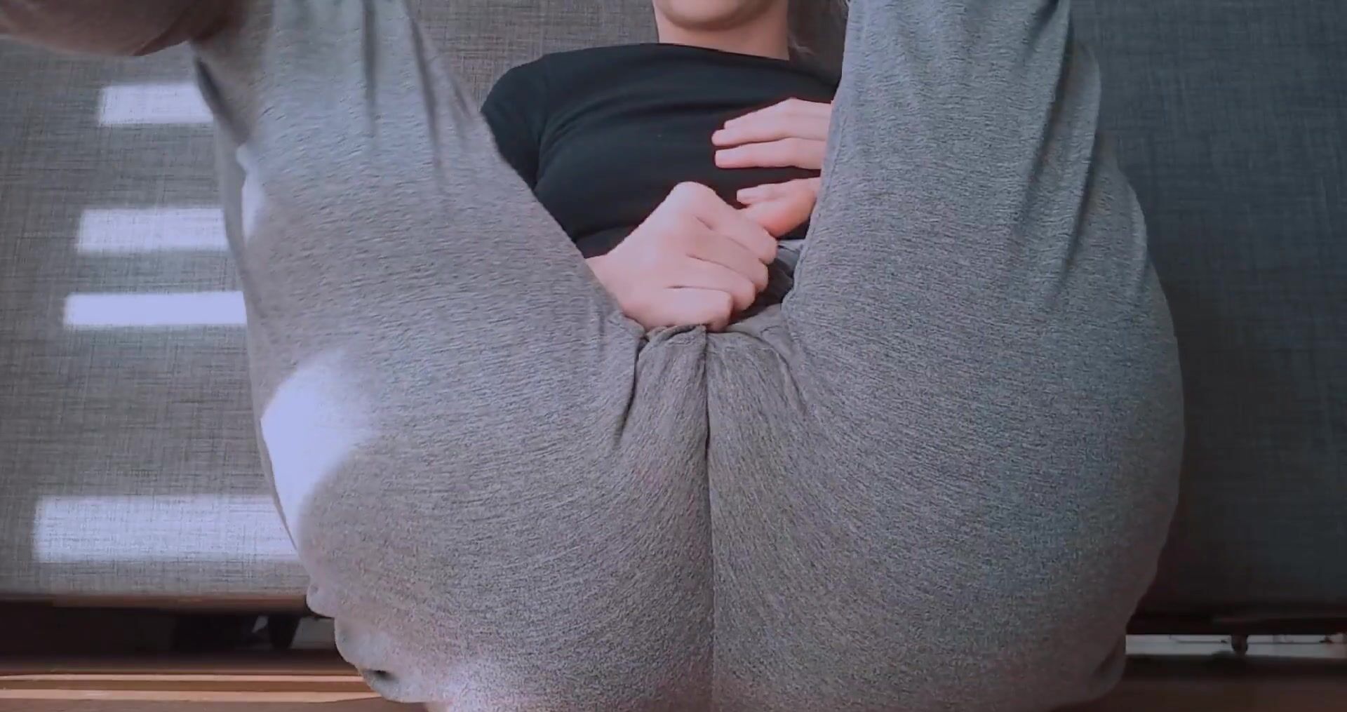 Красивая девушка светит киской на камеру и мастурбирует крупным планом