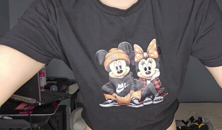 Русская милфа смотрит порно и мастурбирует на камеру