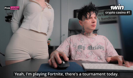 Сняла легинсы и начала соблазнять друга на секс