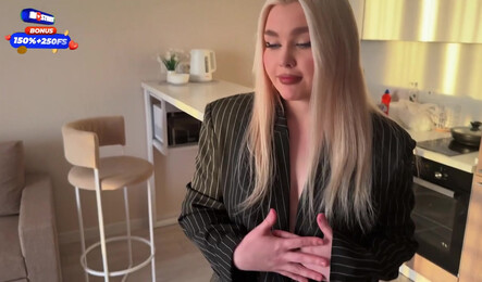 Риэлторша дала в попку молодому клиенту