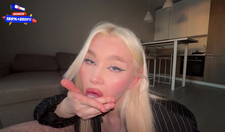 Риэлторша дала в попку молодому клиенту