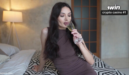 Красивая девушка любит свою работу и своих клиентов