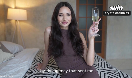 Красивая девушка любит свою работу и своих клиентов