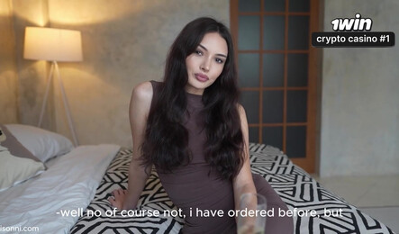 Красивая девушка любит свою работу и своих клиентов