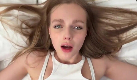 Сводная сестра в рваных джинсах специально вертела попкой